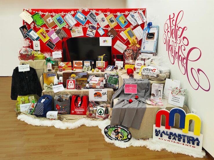 Ayuntamiento Malpartida de Cceres y 58 empresas locales sortean cesta Navidad de 3600