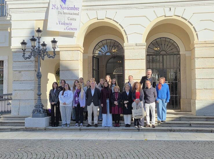 Asociaciones colectivos y Ayuntamiento de Badajoz rechazan la violencia contra la mujer