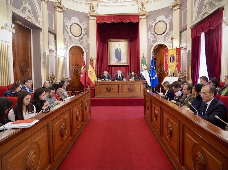 El pleno del Ayuntamiento de Badajoz aprueba una mocin sobre el 25N 