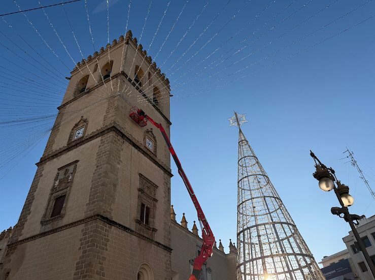 Plaza de Espaa de Badajoz recupera el rbol de Navidad tras desprendimiento de un tensor