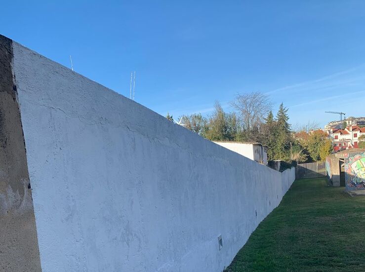 El Ayuntamiento de Cceres repara el muro de grafitis del ECJ de la ciudad