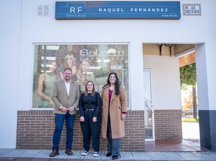 El alcalde de Mrida visita el Centro de Belleza Raquel Fernndez tras cambiarse de local