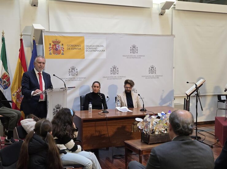 Torres defiende Constitucin como texto que uni reuni y volvi a unir a los espaoles