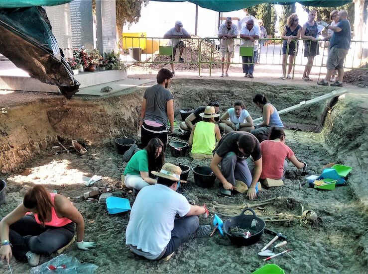 El Gobierno asumir las pruebas de ADN de restos fosa comn en Villanueva de la Serena