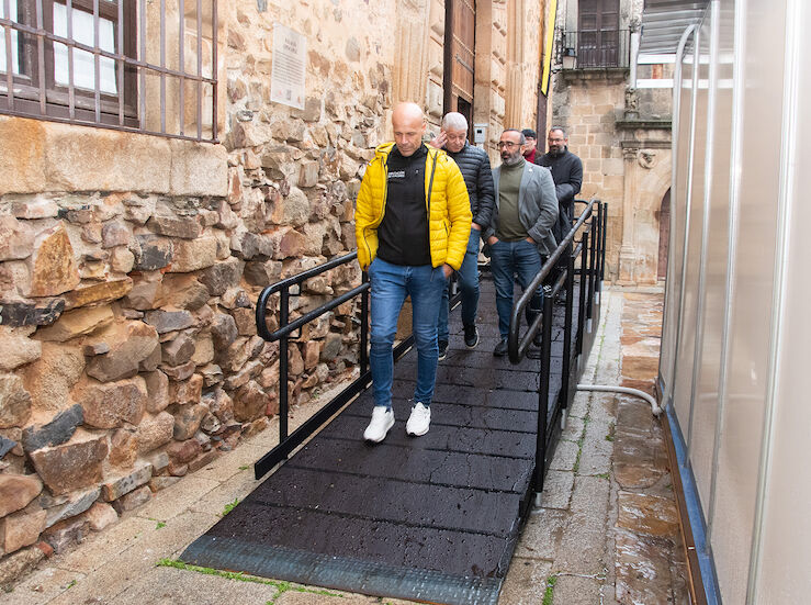 La Diputacin de Cceres estrena una rampa de accesibilidad en la feria Monacal de dulces