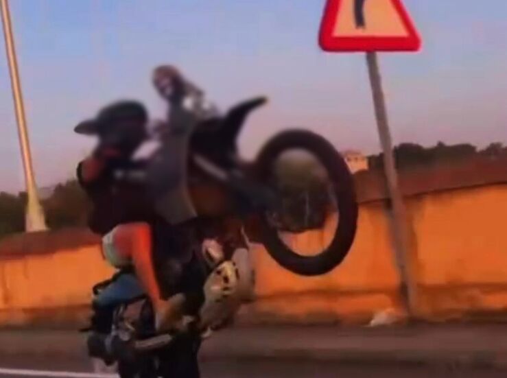 Investigan a un joven por maniobras temerarias en moto en Ahigal