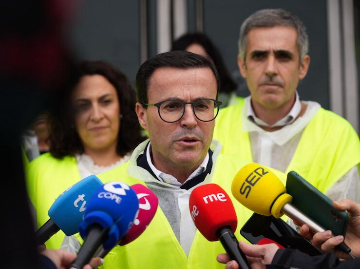 Gallardo exige en Inquiba que la industria es clave para ofrecer futuro a la juventud 