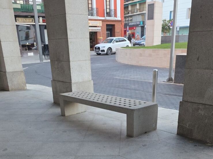 Apamex traslada al Ayuntamiento de Don Benito que bancos de soportales no son accesibles