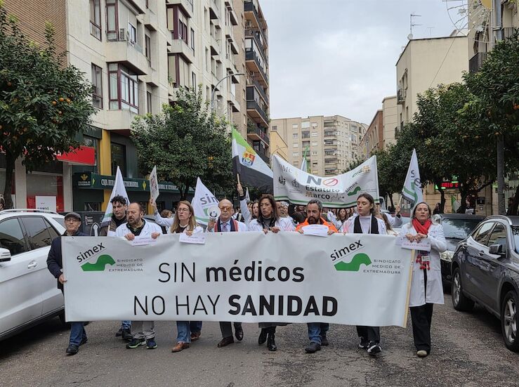Un centenar de mdicos se manifiesta en Badajoz en protesta por el nuevo estatuto marco