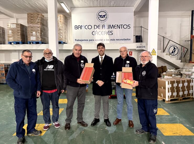 Caja Rural entrega 2000 tabletas de turrones al Banco de Alimentos de Cceres
