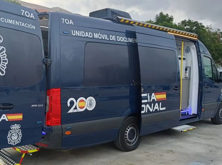 Equipo mvil Polica Nacional para tramitar DNI y pasaporte en estacin de autobuses Coria
