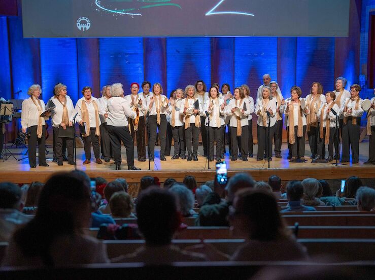 Ms de 300 personas participan en la tradicional Gala de Navidad del Mayor en Mrida