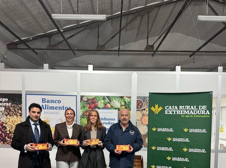 Caja Rural entrega 2000 tabletas de turrn al Banco de Alimentos de Badajoz