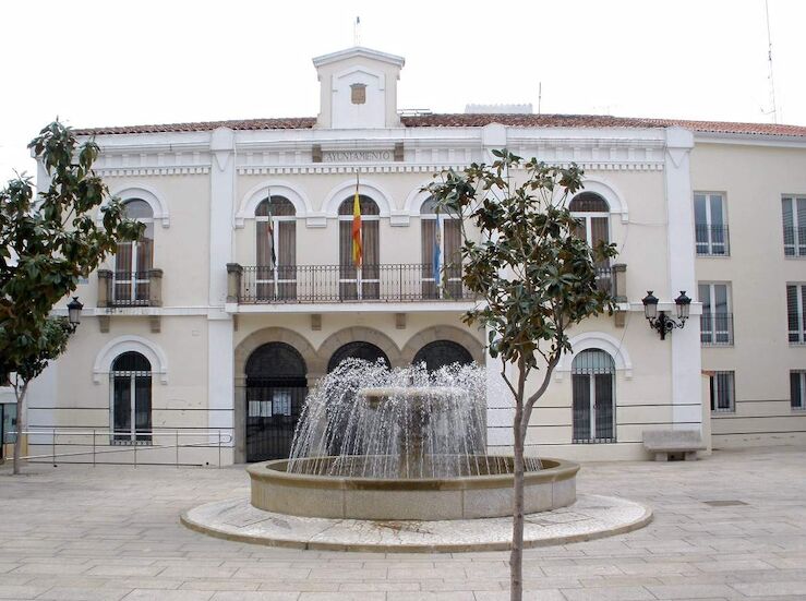 El alcalde de Navalmoral niega las acusaciones de machismo y el PSOE critica situacin