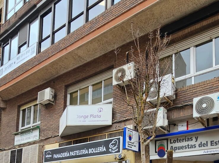 Comienza la plantacin de 34 nuevos rboles en la avenida de Antonio Hurtado de Cceres