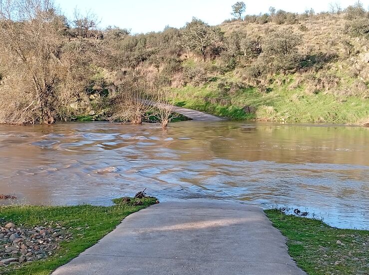 Vecinos finca Cuartos del Bao de Cceres vuelven a quedar aislados por crecida ro Salor 