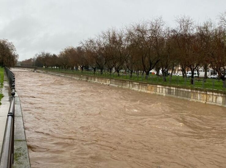 Ayuntamiento Mrida recomienda sacar coches de garajes cerca al Albarregas por lluvias