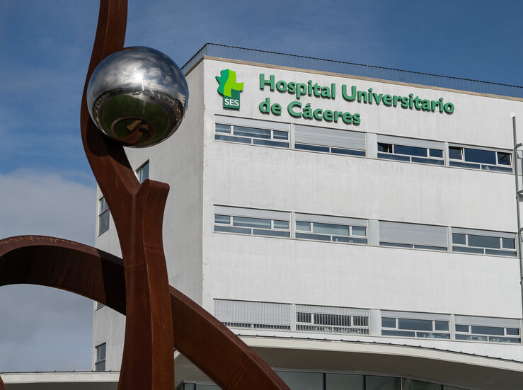 El Universitario de Cceres suspende operaciones no urgentes por una avera en una tubera