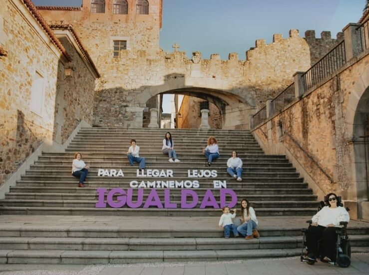 Cine cultura y ruta senderista 8 motivos por la igualdad con motivo 8M en Cceres