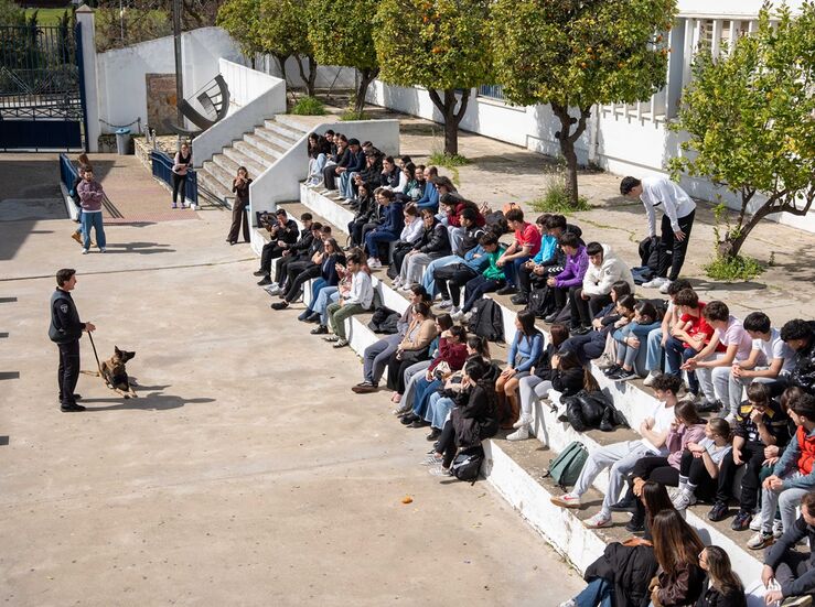 Unidad Canina Polica Local Mrida acude a jornada prevencin drogas en IES Santa Eulalia