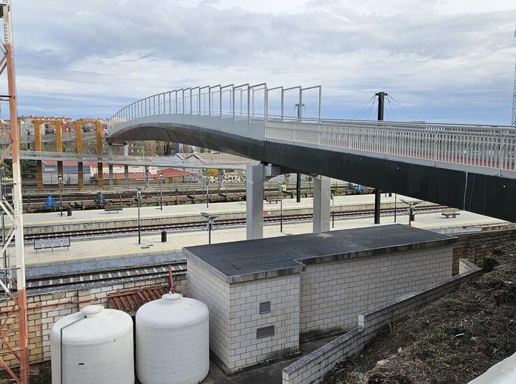 Inaugurada la pasarela ciclopeatonal sobre las vas de la estacin de tren de Mrida 