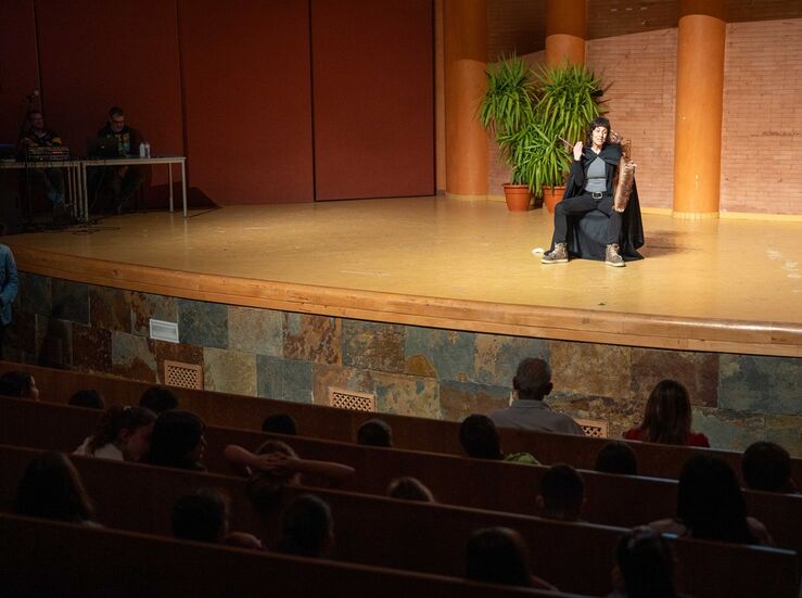 Escolares emeritenses conocen la magia de la lectura de la mano de Hans Christian Andersen