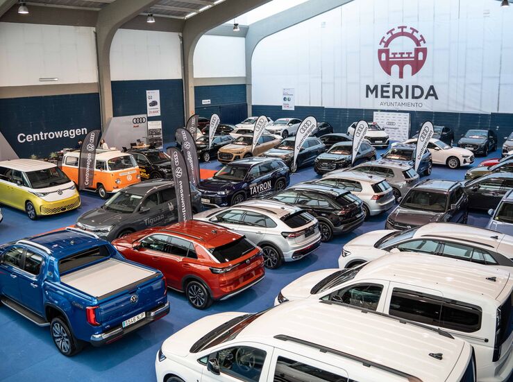 El alcalde de Mrida destaca la relevancia del sector en el III Saln del Automvil 