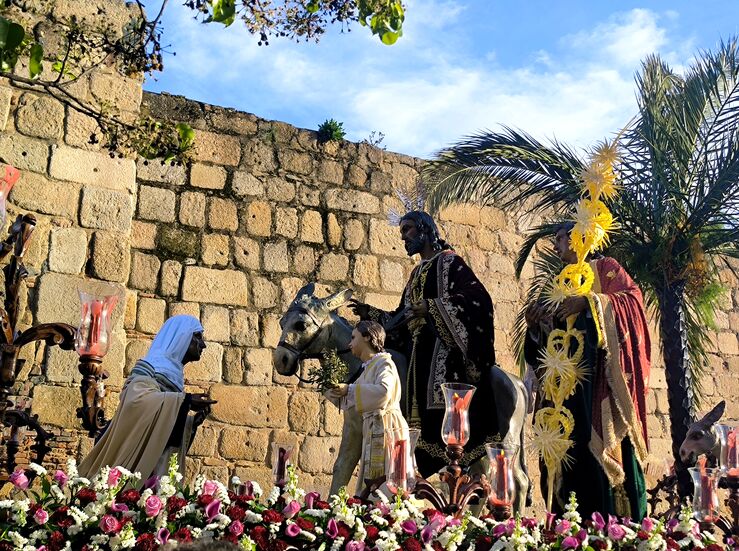 La Burrita y la Sagrada Cena muestran su esplendor en el Domingo de Ramos emeritense