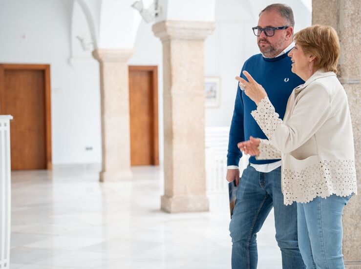 El alcalde de Mrida visita la exposicin de la emeritense Rosana Soriano en la Asamblea