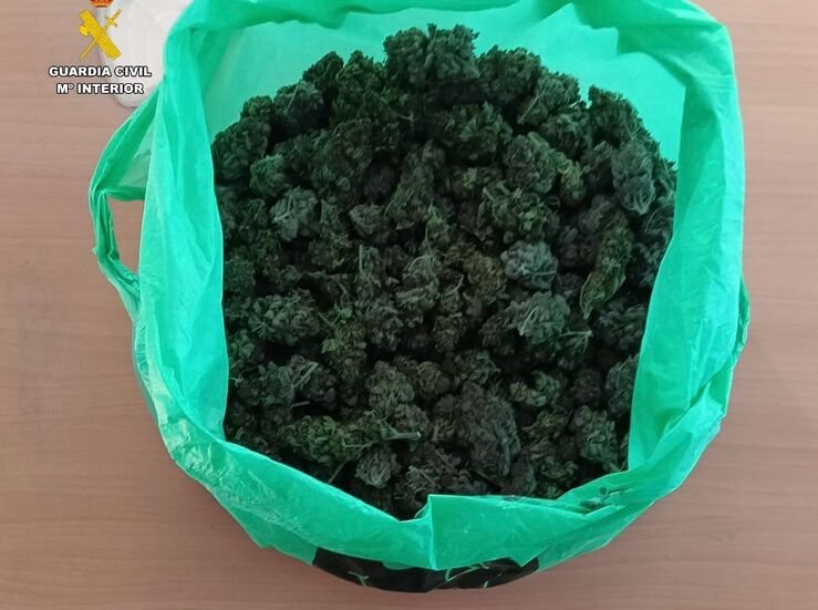 Sorprendido un conductor con 700 gramos de marihuana y hachs en Oliva de Plasencia