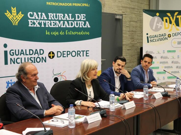 Junta y Caja Rural se alan para multiplicar el impacto del programa Igualdad  Deporte