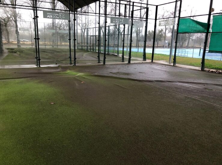 Coria licita renovacin pistas de pdel del Polideportivo La Isla tras daos por borrascas