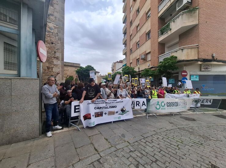 Cien personas se concentran frente a la Asamblea en defensa de la cooperacin extremea 
