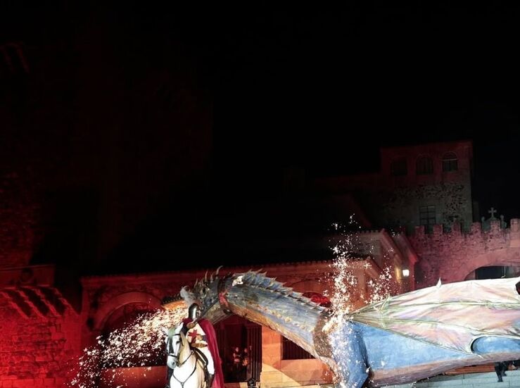 Ms de 3100 personas y 27 dragones participan en el desfile de San Jorge en Cceres