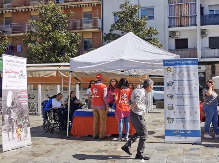 Una veintena de entidades de la provincia participan en un mercadillo solidario en Coria 