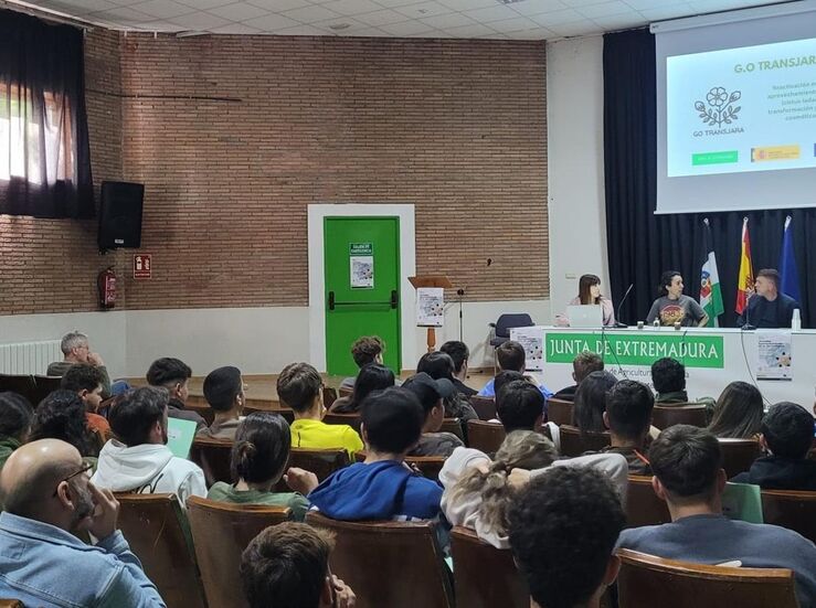 Jornada aborda en Navalmoral aprovechamiento de la jara pringosa en pro desarrollo rural