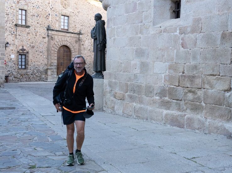 Manuel Caldern pasa por Cceres en su recorrido de 2300 kms a pie por Extremadura