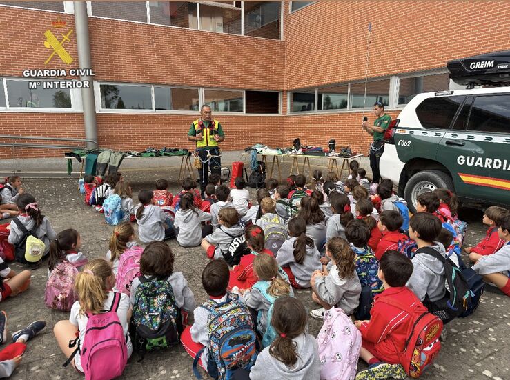Unos 700 escolares acuden a exposicin de medios en Comandancia Guardia Civil en Cceres
