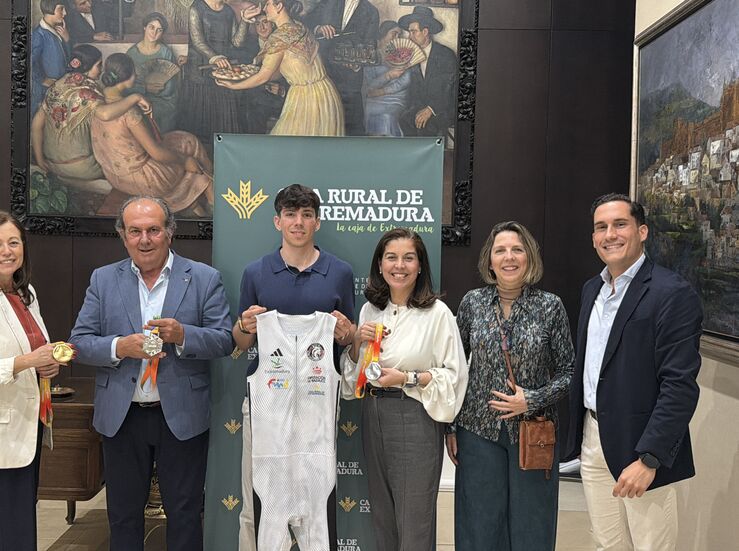 Caja Rural firma un acuerdo para apoyar al joven atleta de la regin David G Zurita 