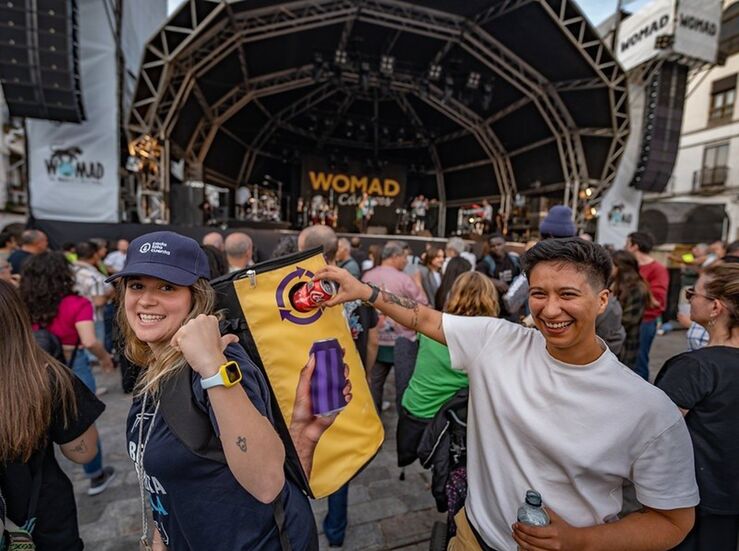 Vecinos de la Ciudad Monumental de Cceres impulsan campaa para reciclaje en el Womad