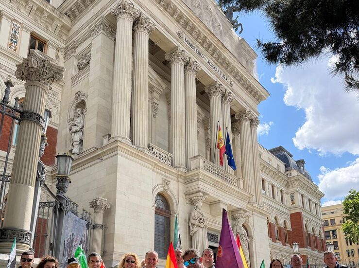 APAG Extremadura Asaja contina con su acampada reivindicativa indefinida ante el MAPA