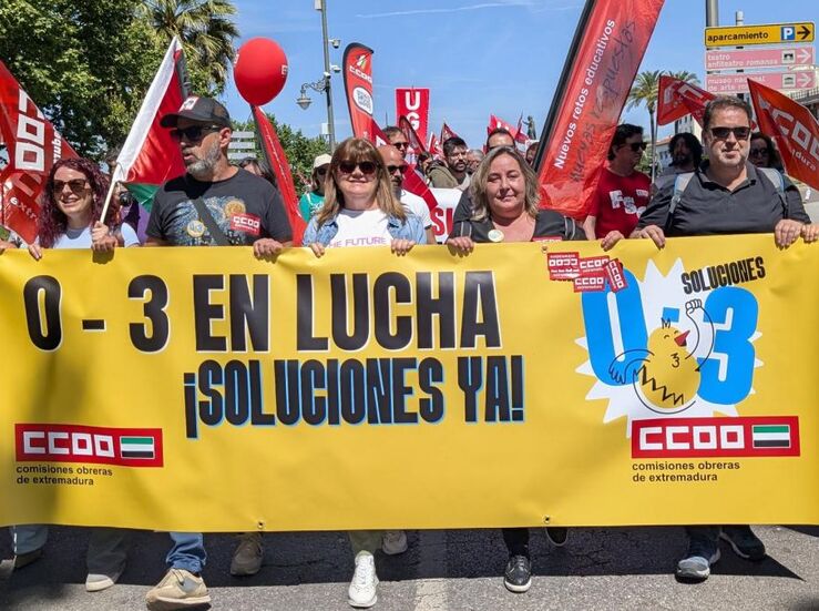 CCOO se concentra en Mrida contra situacin de los profesionales 1er ciclo de Infantil