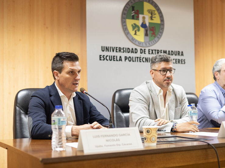 La Diputacin de Cceres traslada a los universitarios su inversin en obra pblica 
