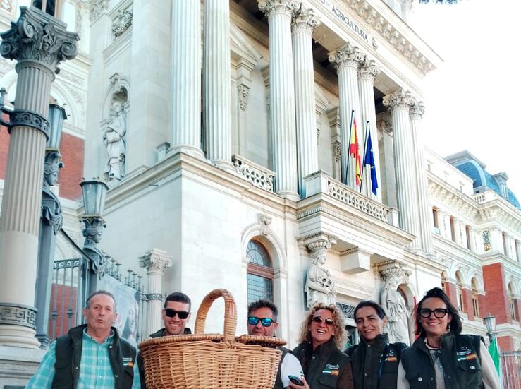 Acampada APAG Extremadura Asaja frente al MAPA registra una tabla con demandas del sector