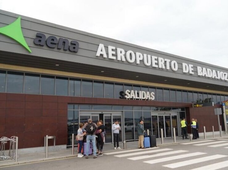 La Asamblea insta al Gobierno a ampliar el horario del Aeropuerto de Badajoz