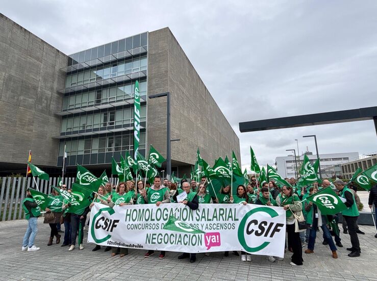 CSIF inicia recogida firmas para exigir equiparacin salarial Administracin General Junta