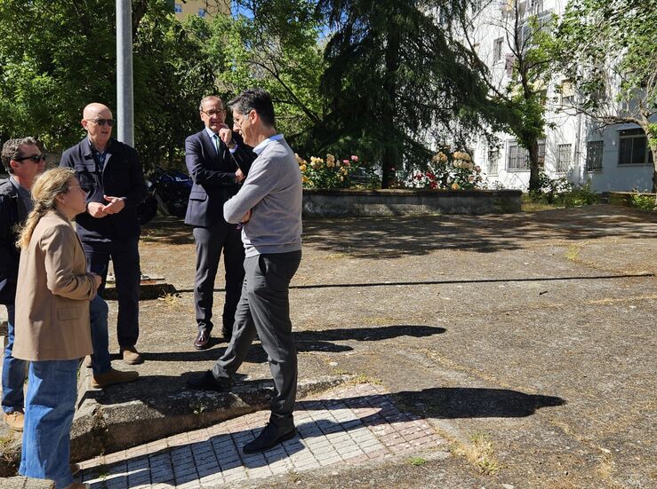 El Ayuntamiento de Cceres construir un nuevo aparcamiento en superficie en Llopis Iborra