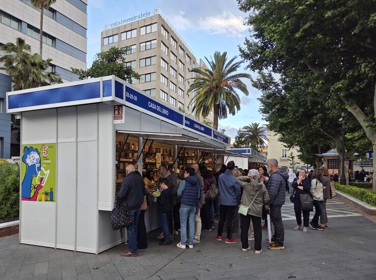 La Feria del Libro de Badajoz sigue con la visita de Isabel San Sebastin o Lana Corujo 