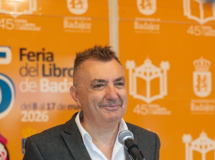 Feria del Libro de Badajoz sigue con encuentros con ngela Banzas o Santiago Daz