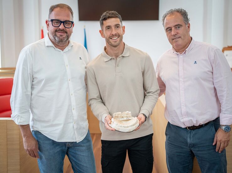 Rodrguez Osuna recibe al jugador Pipe del Mrida tras anunciar su retirada deportiva
